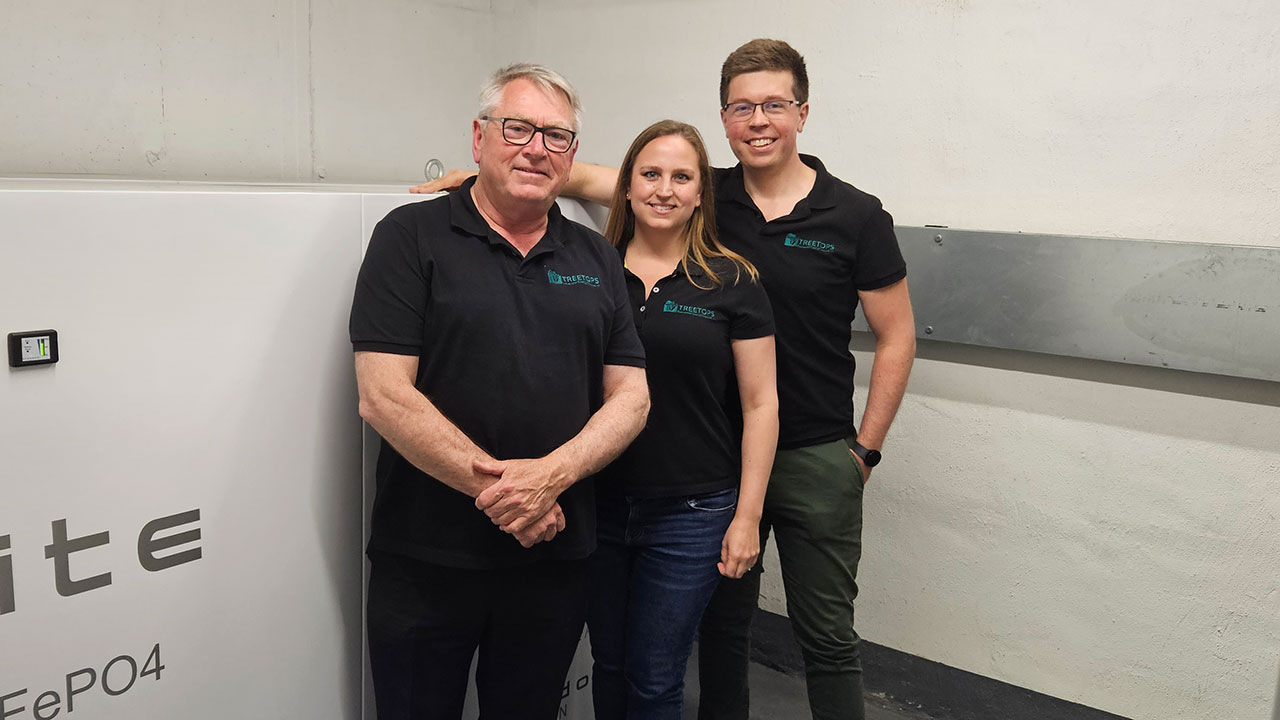 Stefan Ortmann, Helen Ortmann and Martin Pollack in front of a Lithium Battery